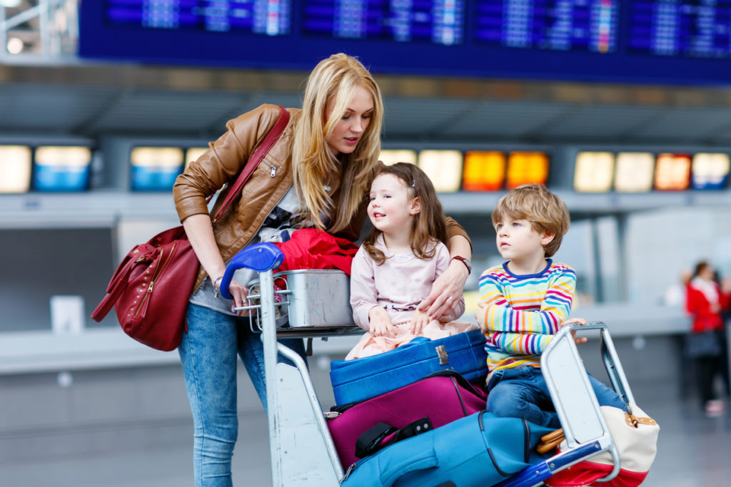 Mutter mit zwei Kindern am Flughafen